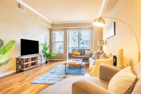 1BR Exquisite Uptown Apartment With Pool, Gym & Parking